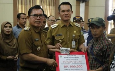 Pemkot Sungai Penuh Salurkan Bantuan Sosial UMKM dan Ojek