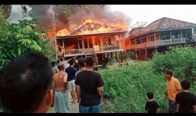 Rumah Panggung di Kota Jambi Terbakar
