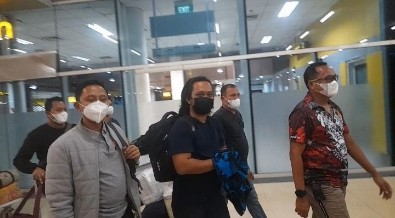 Tiba di Bandara Jambi dengan Tangan Diborgol