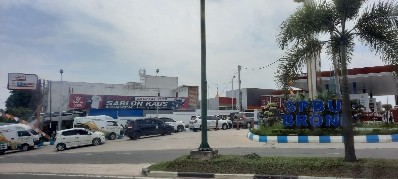 Sejumlah Kendaraan Plat Merah Ngantre di SPBU 