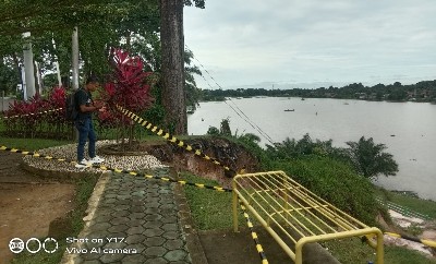 Tebing di Kawasan Wisata Danau Sipin Kota Jambi Longsor Membahayakan Pengguna jalan