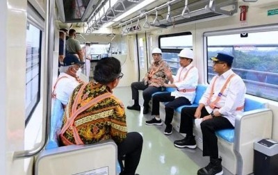 Presiden Jajal Naik Kereta LRT Cepat Nyaman Tanpa Masinis