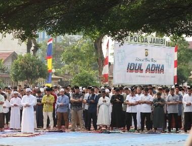 Kapolda Jambi Sholat Idul Adha bersama Masyarakat Setempat