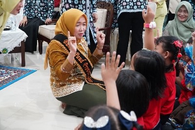 Hj Hesti Haris dan IAD Wilayah Jambi Tanda Tangani Kerja Sama Program PARENTING CLASS