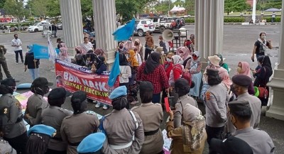 Ibu-ibu Berdaster Unjuk Rasa di Kantor DPRD Provinsi Jambi,  Minta Harga  BBM Diturunkan