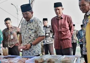 Bupati Tanjabbar Tinjau Pasar Bedug di Alun-alun Kota Kualatungkal