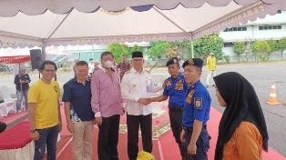 Walikota Fasha Bersama Sinsen Berikan Sembako Pada Petugas Kebersihan dan Damkar