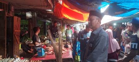 Sekda Tanjab Barat Sidak Harga di Pasar Menjelang Idul Adha