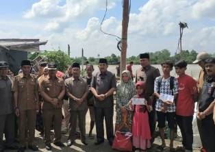 Bupati dan Wabup Tanjab Barat Tinjau Lokasi Tanah Longsor di Senyerang