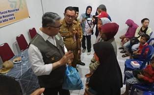 Walikota Jambi Fasha Serahkan Bantuan Sosial Bagi Masyarakat Miskin Ekstrem