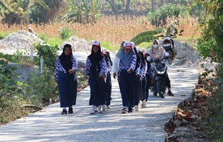 Derap Langkah Patriot Muda di Lintas Beton Kesongo: Pembuktian Sinergi TNI-Rakyat Lewat TMMD 129 Bojonegoro