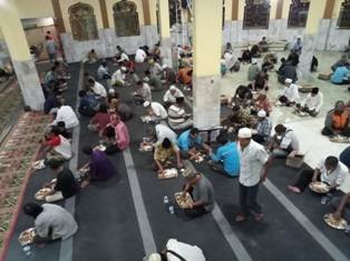 Para Musafir Mampir Berbuka Puasa di Mesjid Raya Magat Sari Pasar Jambi