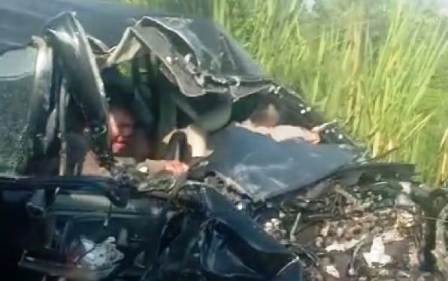Korban Kecelakaan Lalu Lintas di Muara Sabak Terjepit Dalam Mobil yang Ringsek