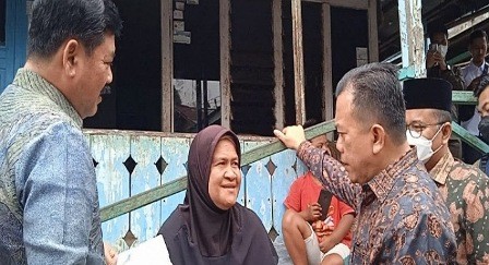 Warga Kota Jambi Terkejut Menteri ATR Datang ke Rumahnya Serahkan Sertifikat