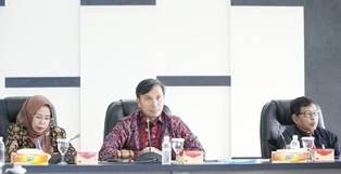 Ketua DPRD Edi Purwanto, Mengajak Mahasiswa Pintar Menerima dan Memberi Informasi