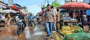 Anggota DPRD Kota Jambi Faried Alfarelly Tinjau Kondisi Jalan Pasar Simpang Pulai