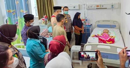 Walikota Jambi Jenguk Anak Penderita Hidrosefalus