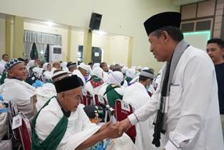Wagub Sani Minta Calon Jemaah Haji Jaga Kesehatan dan Ikuti Petunjuk