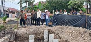 Kemas Faried tinjau pembangunan jembatan di RT 11, Kelurahan Aur Kenali, Kecamatan Telanaipura, Kota Jambi