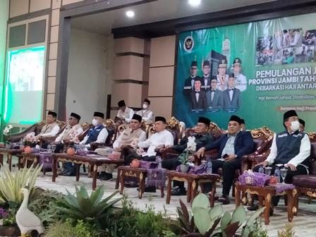 Sambut Jamaah Haji Kloter 13, Gubernur Al Haris Minta Maaf atas Kekurangan Layanan
