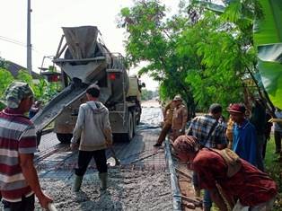 Pemkot Jambi Tinjau Proses Pengecoran Jalan di Talang Sari