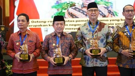 Gubernur Jambi Al Haris Menerima Penghargaan Anugerah Revolusi Mental 2022