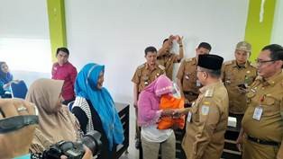 Wawako Maulana Secara Simbolis Serahkan Bansos