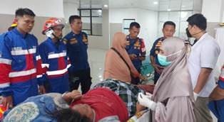 Petugas Damkar Kota Jambi Evakuasi Wanita Obesitas