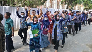 Ribuan Aperatur Sipin Negara dan honorer Pemkot Jambi Ikuti Parade Batik Jambi