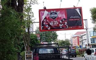 Pemkot  Jambi Bongkar Papan Reklame Tak Berizin dan Tak Sesuai Aturan