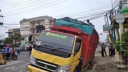 Truk Batubara Terperosok di Tengah Kota Jambi Bakal Dijerat Sanksi Rp 50 Juta   