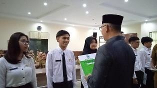 Walikota Jambi Serahkan SK CPNS ke 14 Lulusan STAN