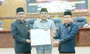 Bupati Tanjab Barat Sampaikan Pendapat Akhir Atas Keputusan DPRD Terhadap Raperda Pertanggungjawaban