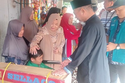 Bupati Merangin Salurkan Sembako, Tongkat dan Kursi Roda