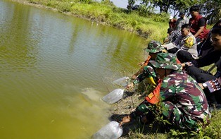 Humanis, Anggota Satgas Sambangi Warga Kesongo Sosialisasikan Program TMMD 129 Bojonegoro