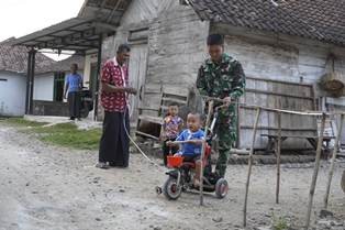 Sahabat Anak: Kehadiran Satgas TMMD 129 Bojonegoro Bawa Keceriaan bagi Bocah Kesongo