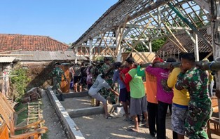 Kebersamaan Adalah kekuatan: TMMD 129 Bojonegoro Bongkar Rumah Samijan